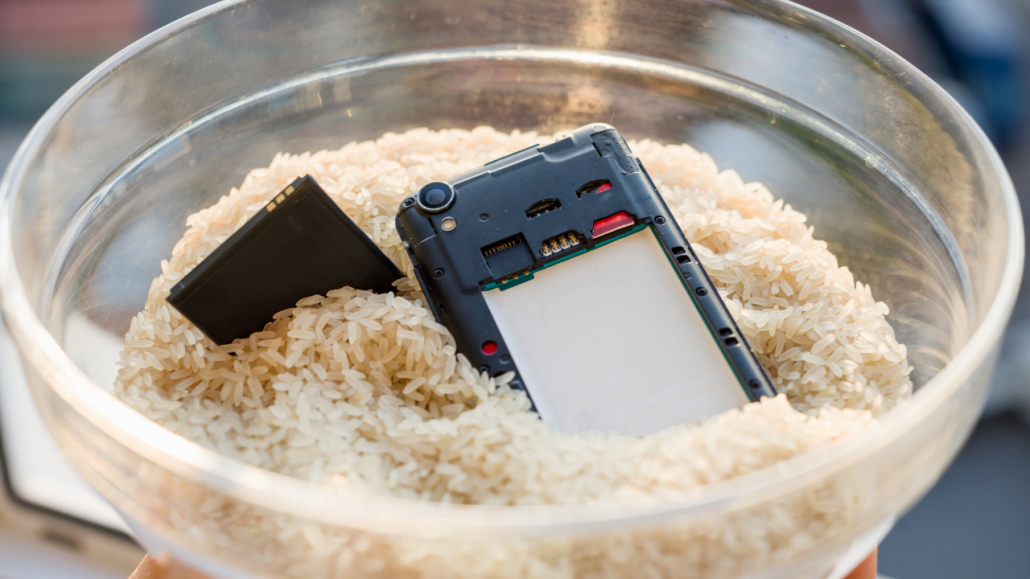 Ilustrasi handphone dan baterai nya yang sudah terlepas di taruh ke dalam beras kering